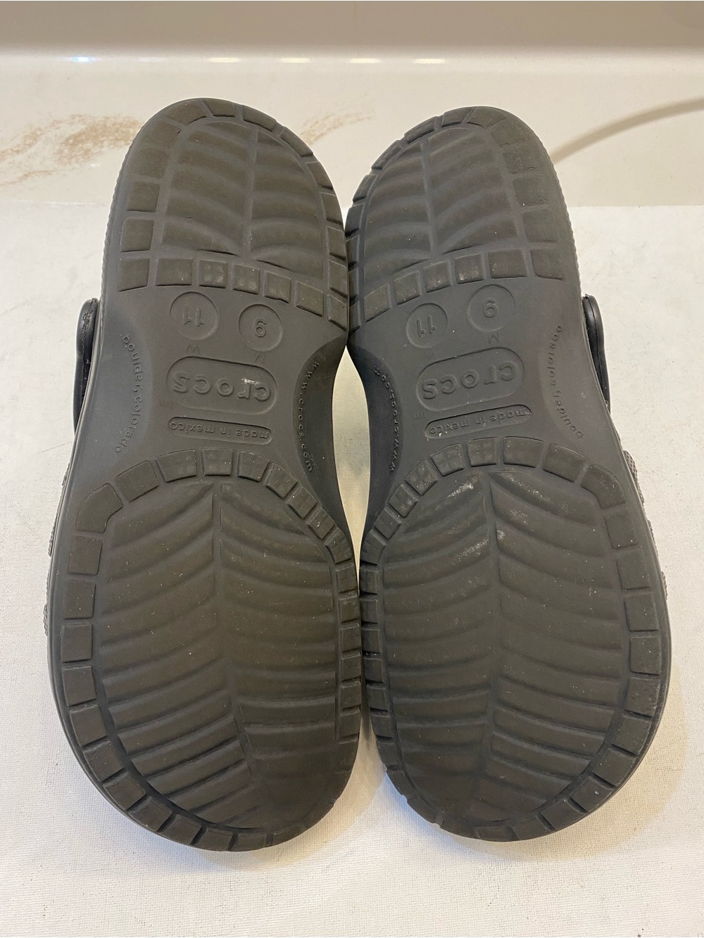 CROCS Classic Black Unisex Clogs - Picture 4 of 9
